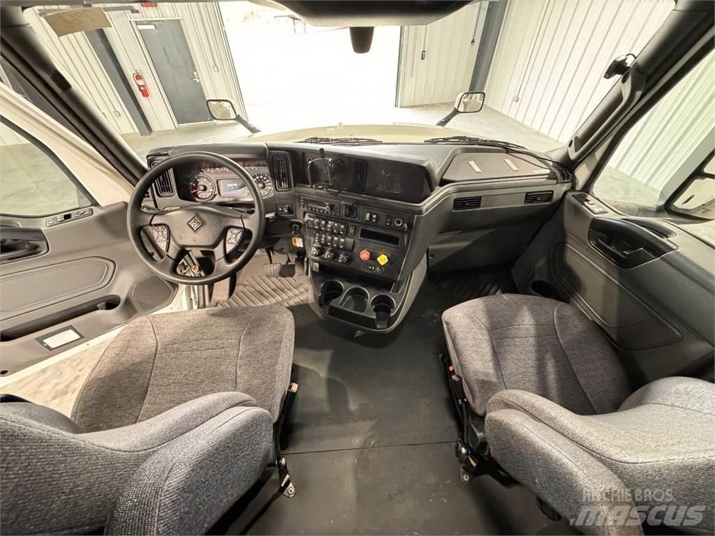 International LT625 曳引機組件