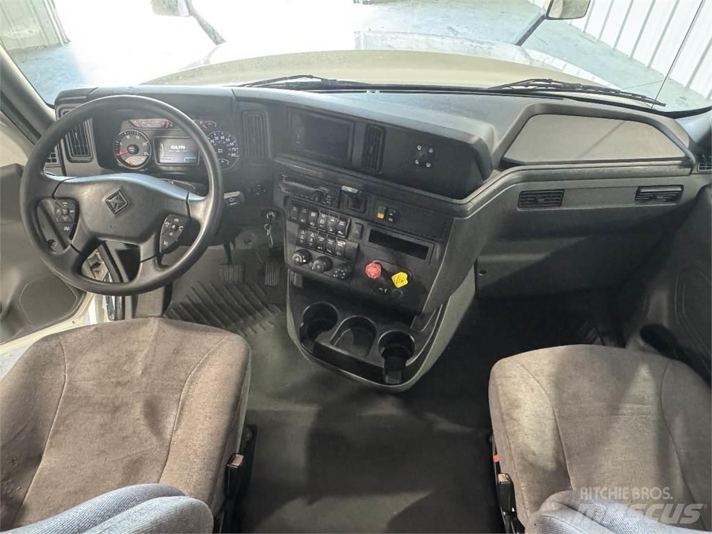 International LT625 曳引機組件