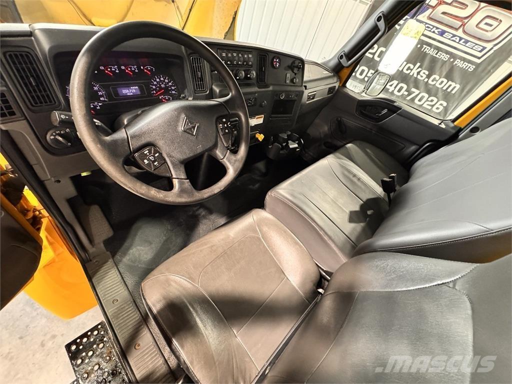 International MV607 貨箱式卡車