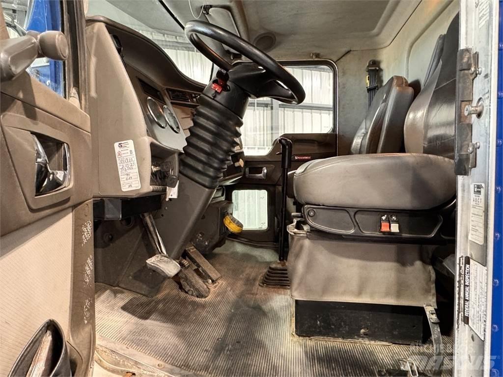 Kenworth T370 平板式/側卸式卡車