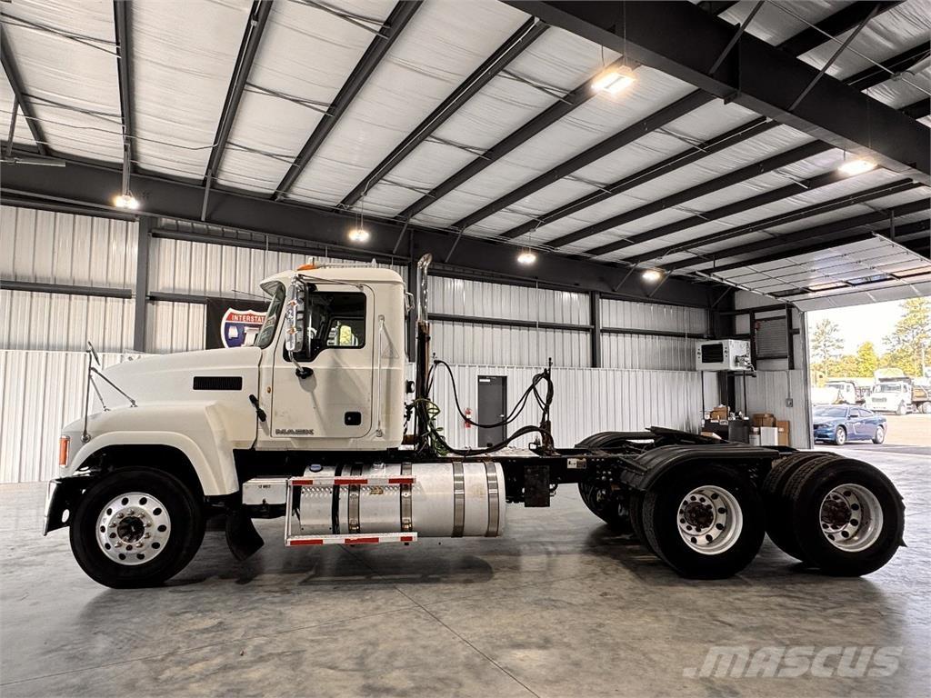 Mack CHU613 曳引機組件