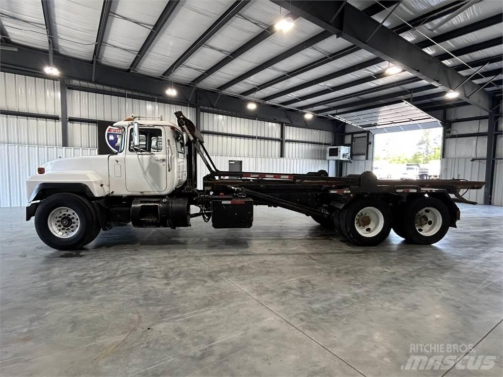 Mack RD688S 貨櫃框架卡車