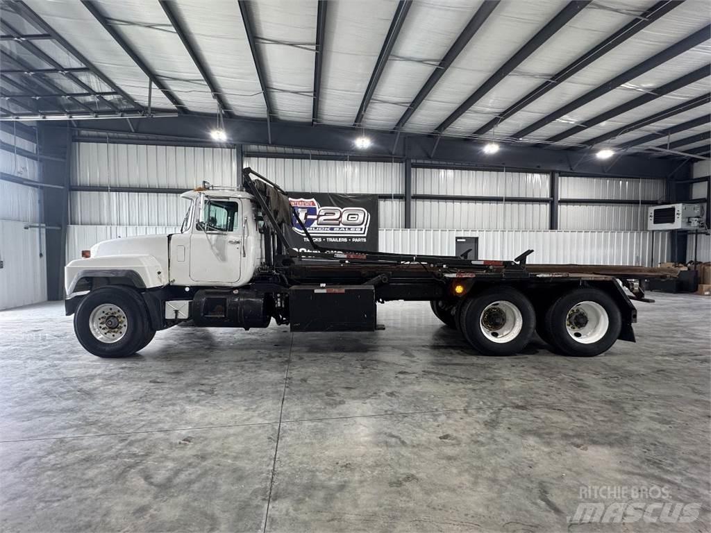Mack RD690S 貨櫃框架卡車