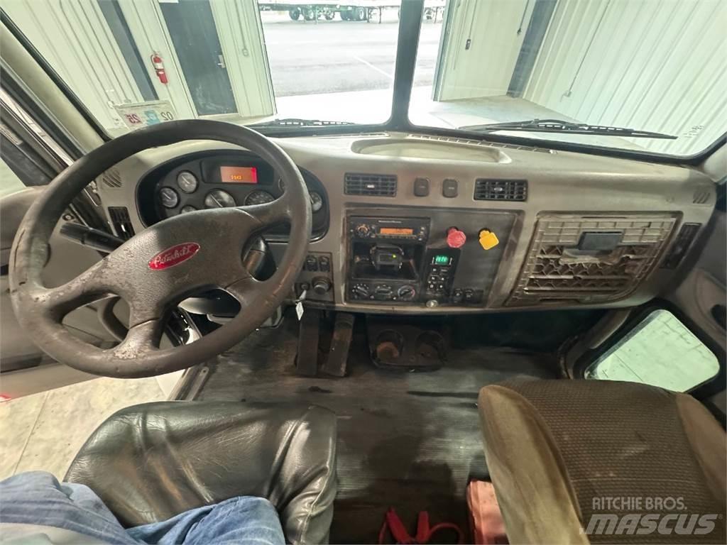 Peterbilt 330 平板式/側卸式卡車