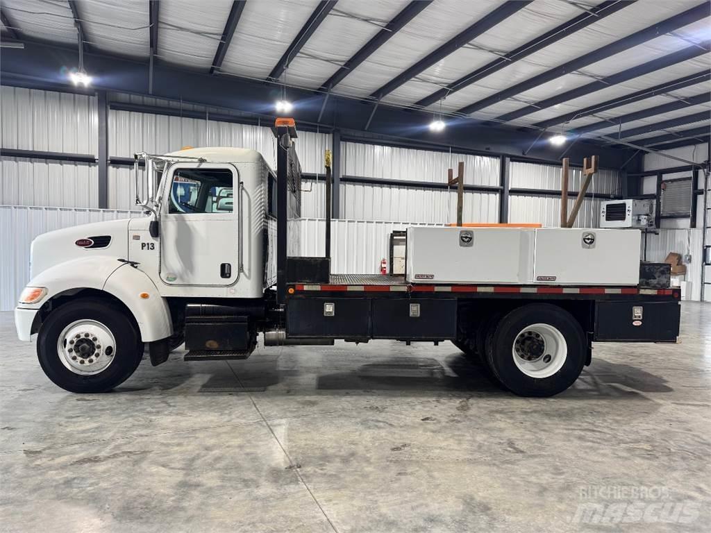 Peterbilt 330 平板式/側卸式卡車