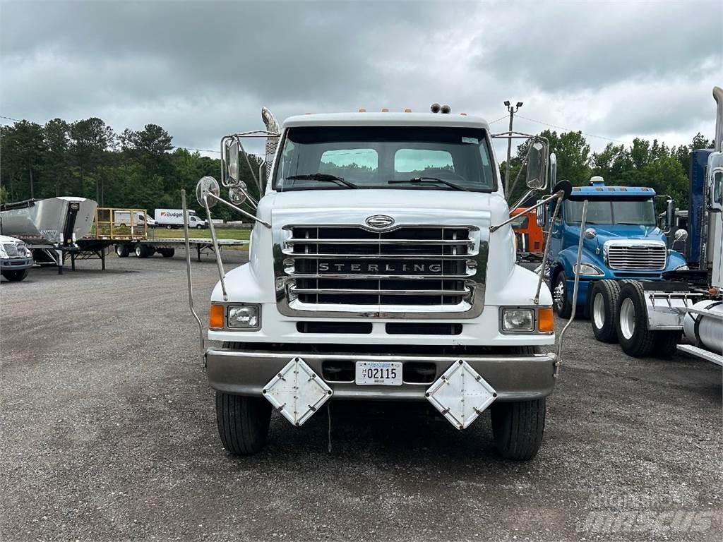 Sterling L7500 平板式/側卸式卡車