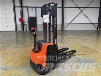 Toyota BT SWE100 自走式堆積機