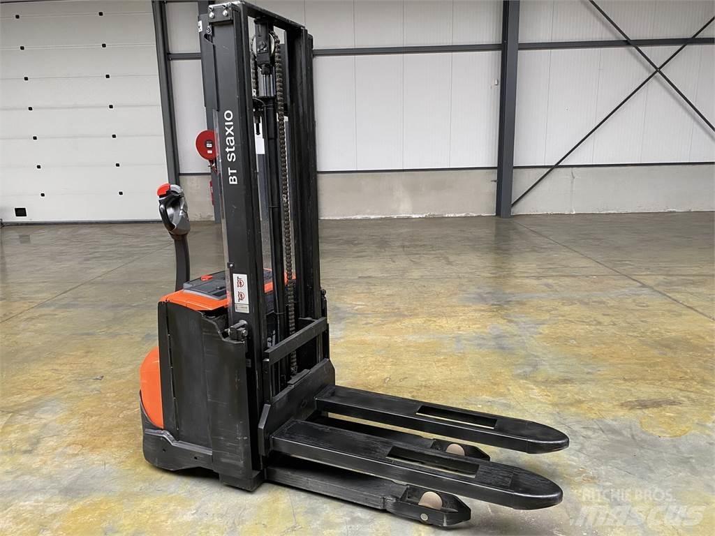 Toyota BT SWE100 自走式堆積機