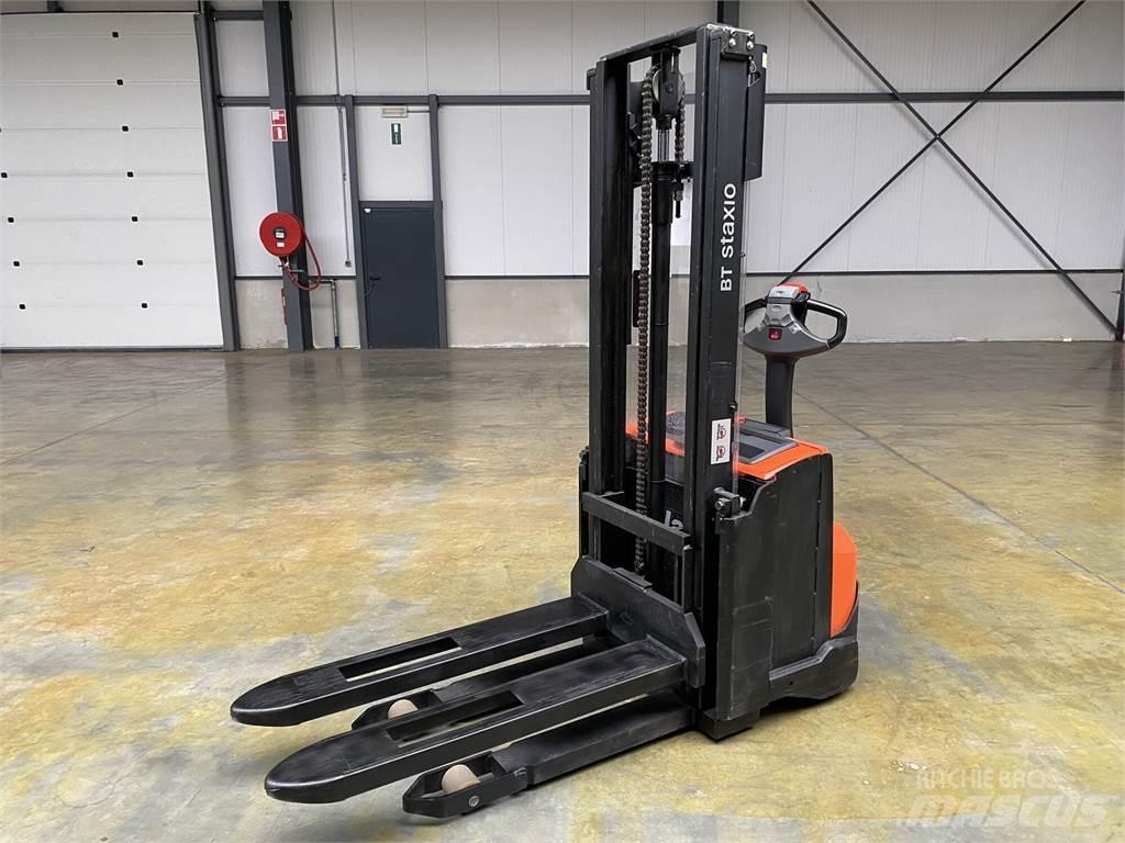 Toyota BT SWE100 自走式堆積機