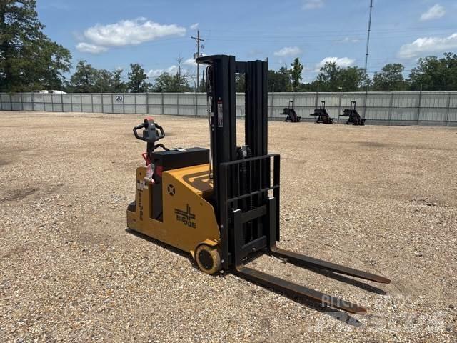 Big Joe CB-22 自走式堆積機