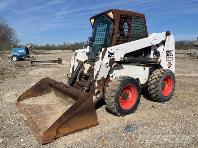 Bobcat S220 滑移轉向裝載機