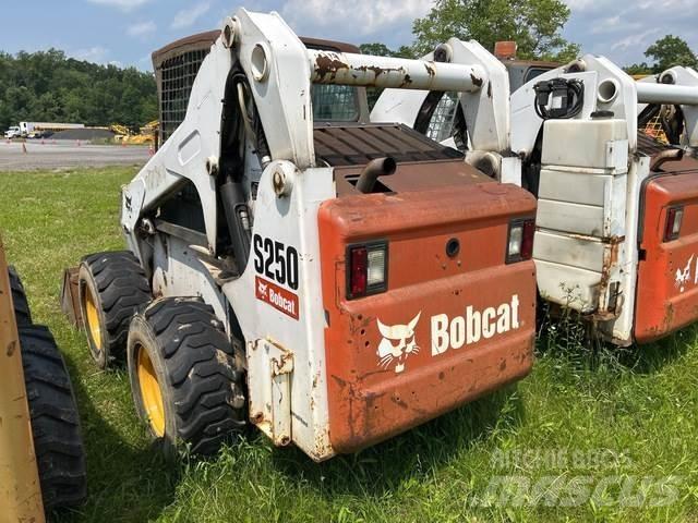 Bobcat S250 滑移轉向裝載機