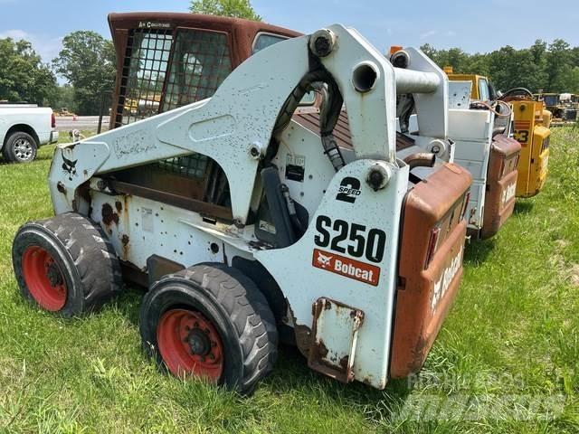 Bobcat S250 滑移轉向裝載機