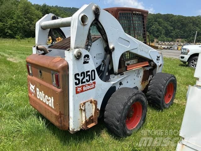 Bobcat S250 滑移轉向裝載機