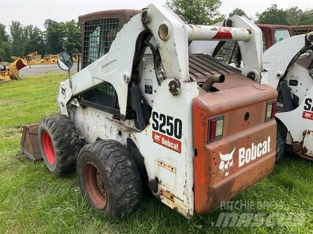 Bobcat S250 滑移轉向裝載機