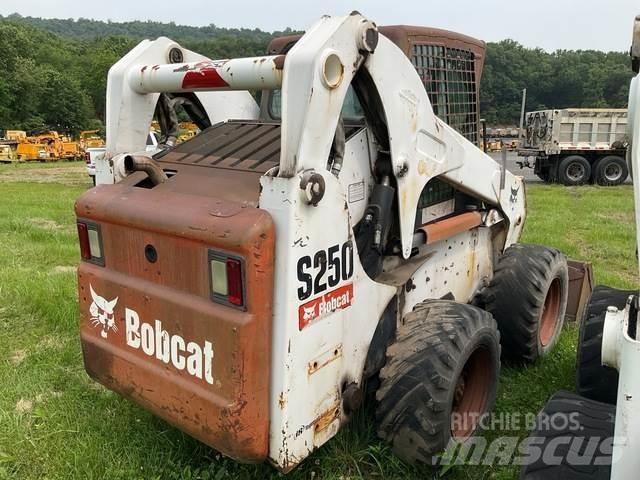 Bobcat S250 滑移轉向裝載機