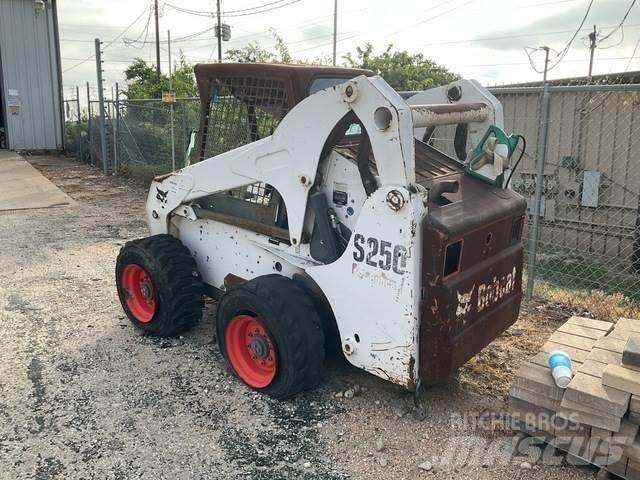 Bobcat S250 滑移轉向裝載機