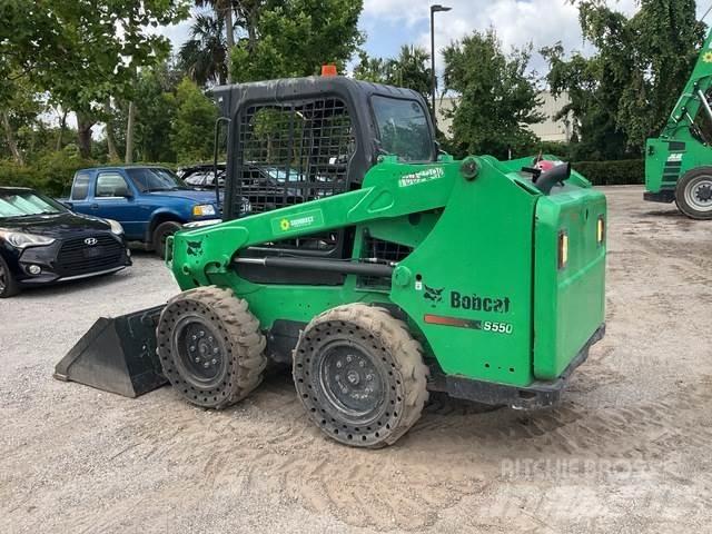 Bobcat S550 滑移轉向裝載機