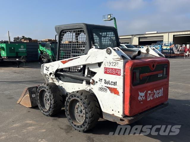 Bobcat S550 滑移轉向裝載機