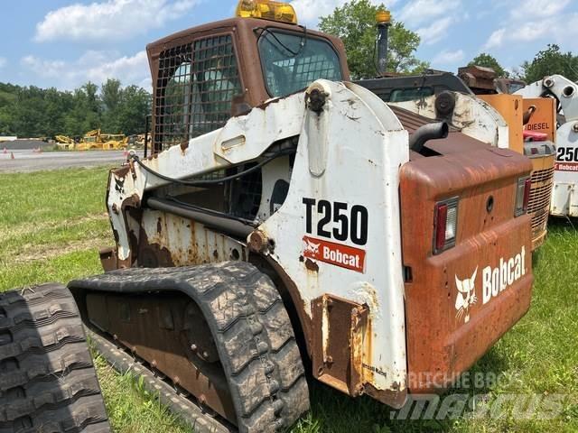 Bobcat T250 滑移轉向裝載機
