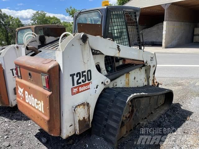 Bobcat T250 滑移轉向裝載機
