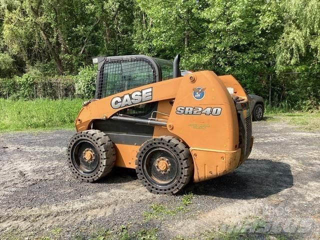 CASE SR240 滑移轉向裝載機