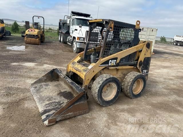 CAT 216 滑移轉向裝載機