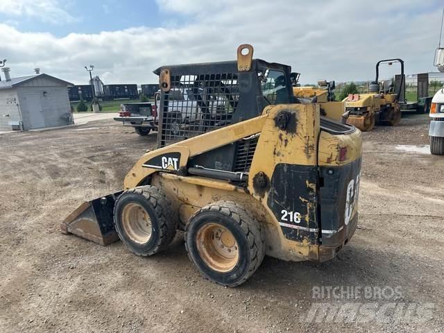 CAT 216 滑移轉向裝載機