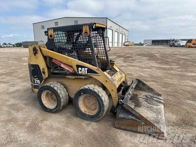 CAT 216 滑移轉向裝載機