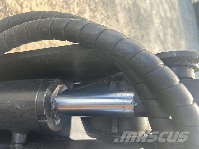 CAT 216B3 滑移轉向裝載機