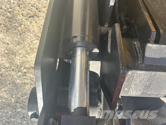 CAT 216B3 滑移轉向裝載機