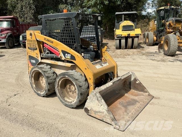 CAT 226B3 滑移轉向裝載機