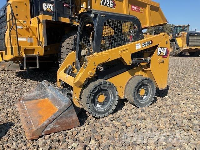 CAT 226D3 滑移轉向裝載機
