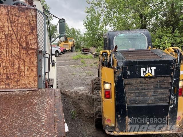 CAT 236D 滑移轉向裝載機