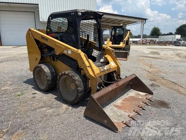 CAT 236D 滑移轉向裝載機
