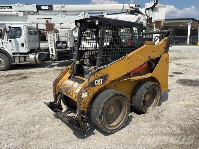 CAT 242B3 滑移轉向裝載機