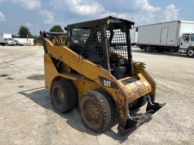 CAT 242B3 滑移轉向裝載機