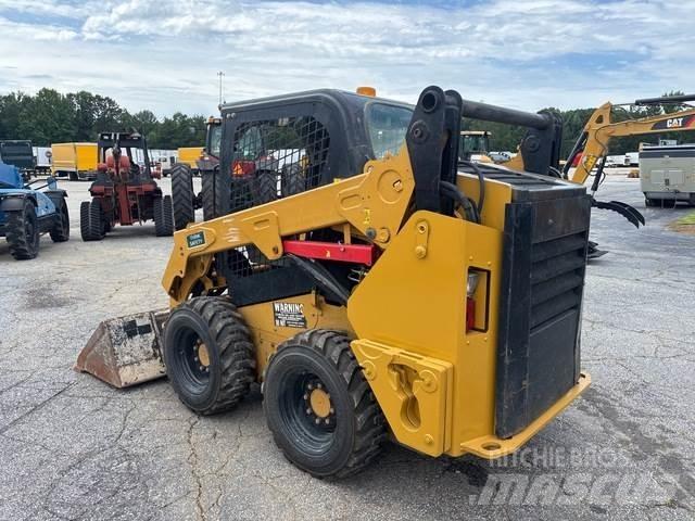 CAT 242D 滑移轉向裝載機