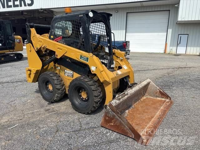 CAT 242D 滑移轉向裝載機