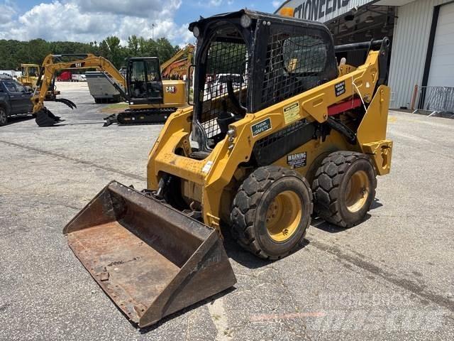 CAT 242D 滑移轉向裝載機