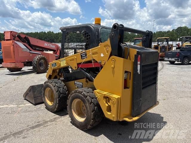 CAT 242D 滑移轉向裝載機