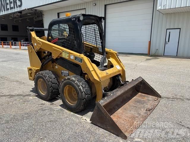 CAT 242D 滑移轉向裝載機