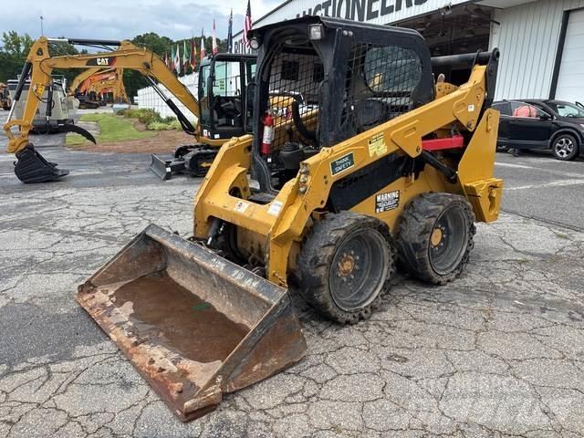 CAT 242D 滑移轉向裝載機