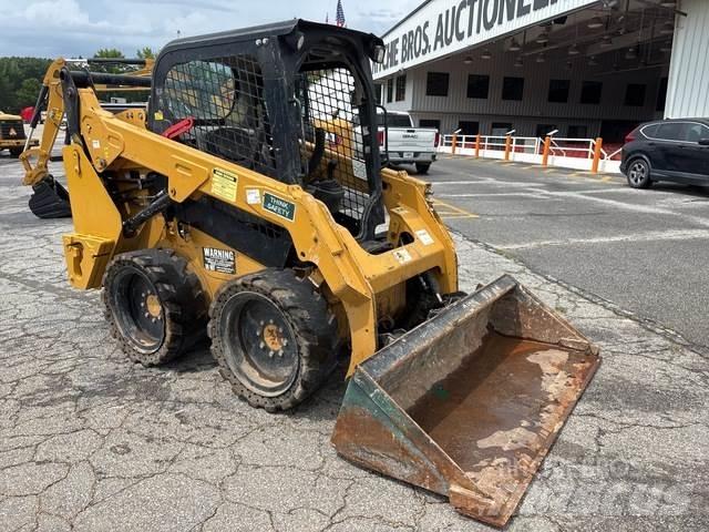 CAT 242D 滑移轉向裝載機