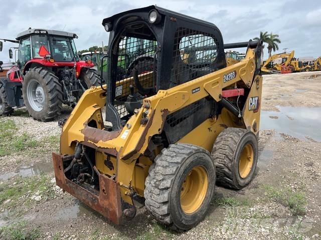 CAT 242D3 滑移轉向裝載機