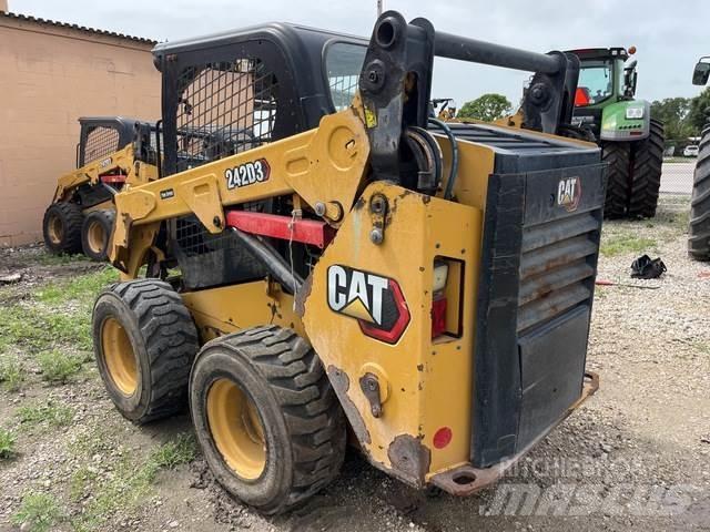 CAT 242D3 滑移轉向裝載機