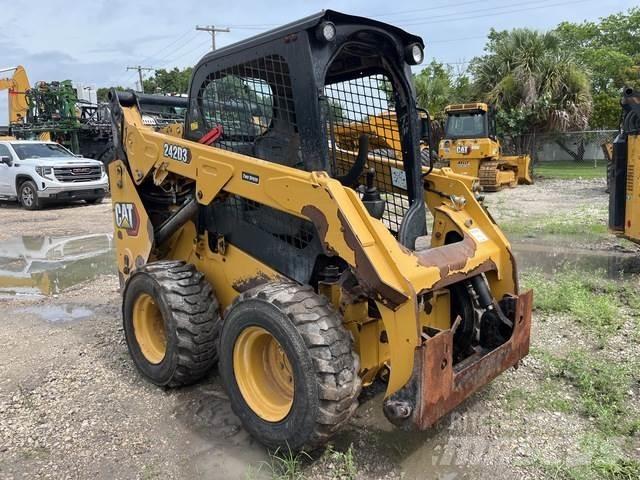 CAT 242D3 滑移轉向裝載機