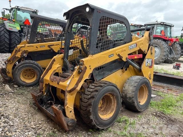CAT 242D3 滑移轉向裝載機