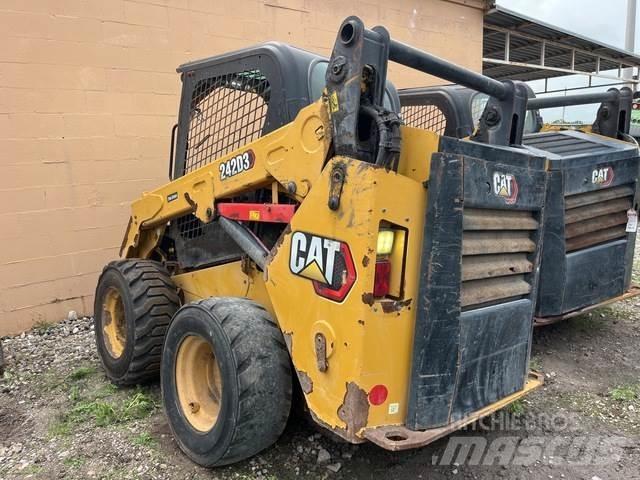 CAT 242D3 滑移轉向裝載機