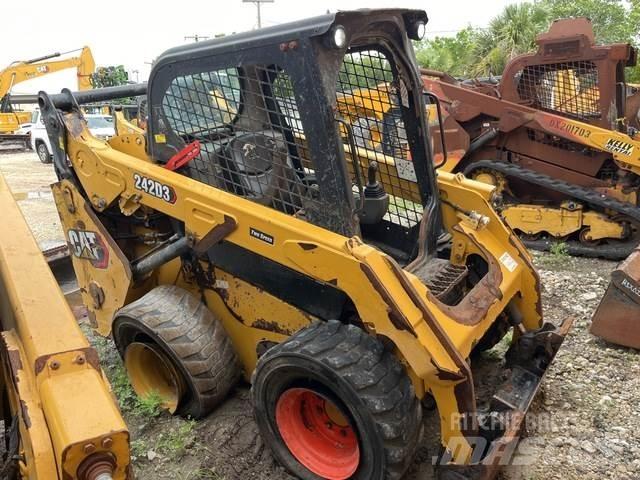 CAT 242D3 滑移轉向裝載機